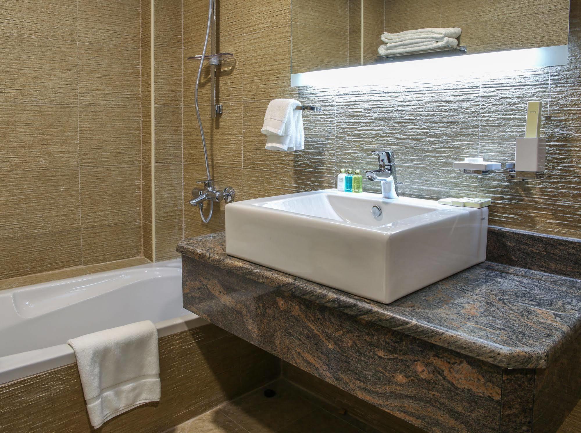 Adams Hotel Kuwait City Eksteriør billede